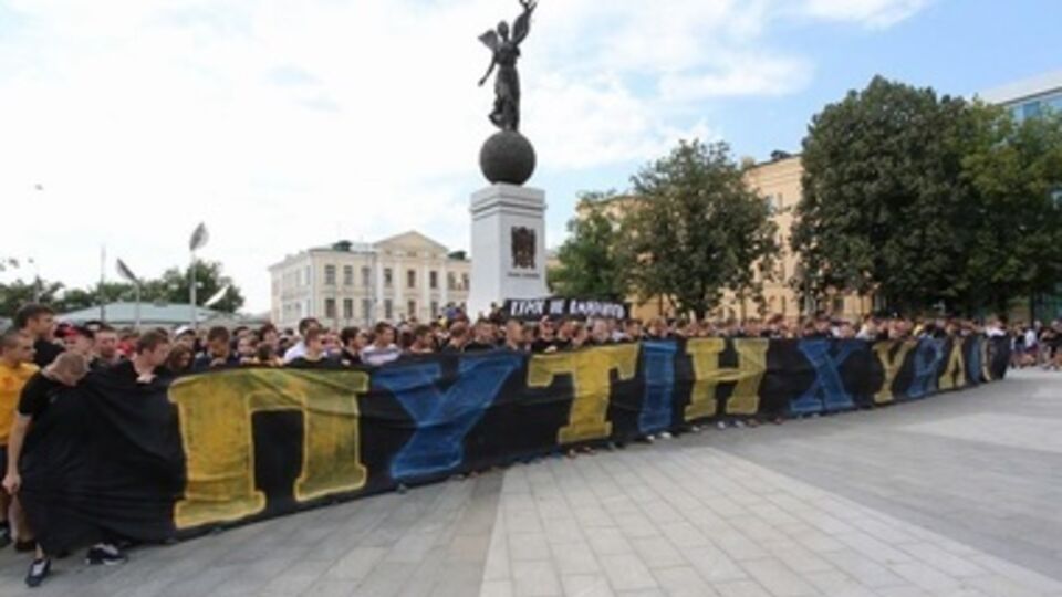 Ультрас "Динамо" и "Металлиста" с песней о Путине прошлись маршем по Харькову. Фоторепортаж