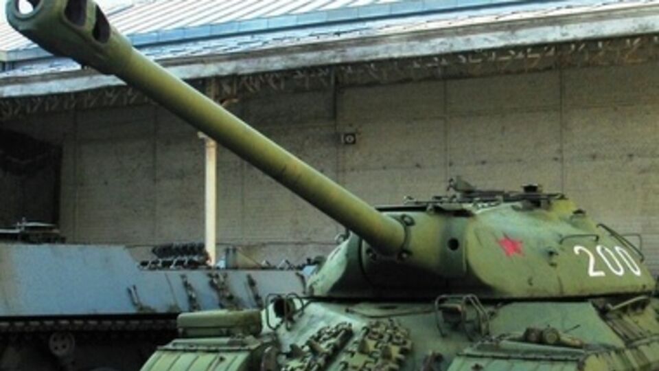 После ремонта и развооружения военные обещают вернуть танк на постамент