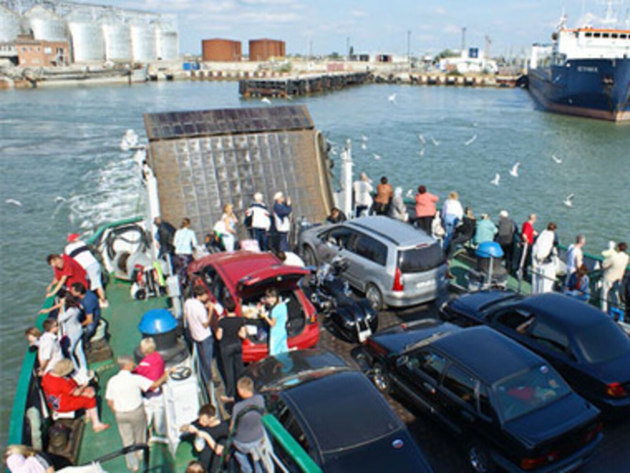 В порту Крым очереди на паром ожидают 950 машин