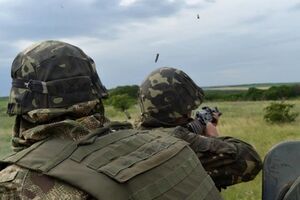 Террористы стреляют по украинским военным из тяжелого вооружения