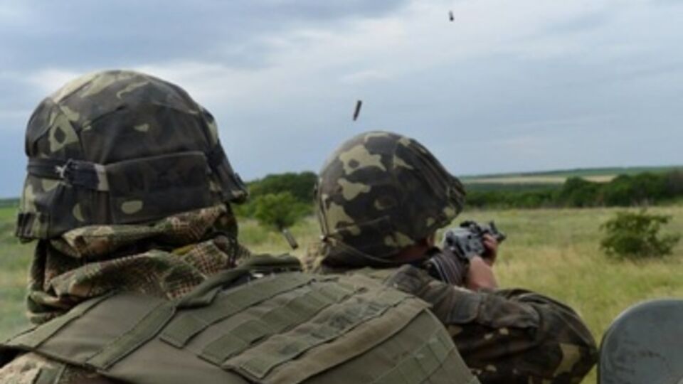 Террористы стреляют по украинским военным из тяжелого вооружения