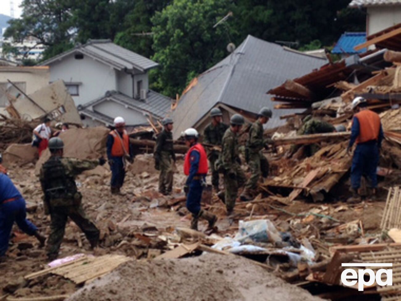 Спасатели продолжают поиски жертв стихии