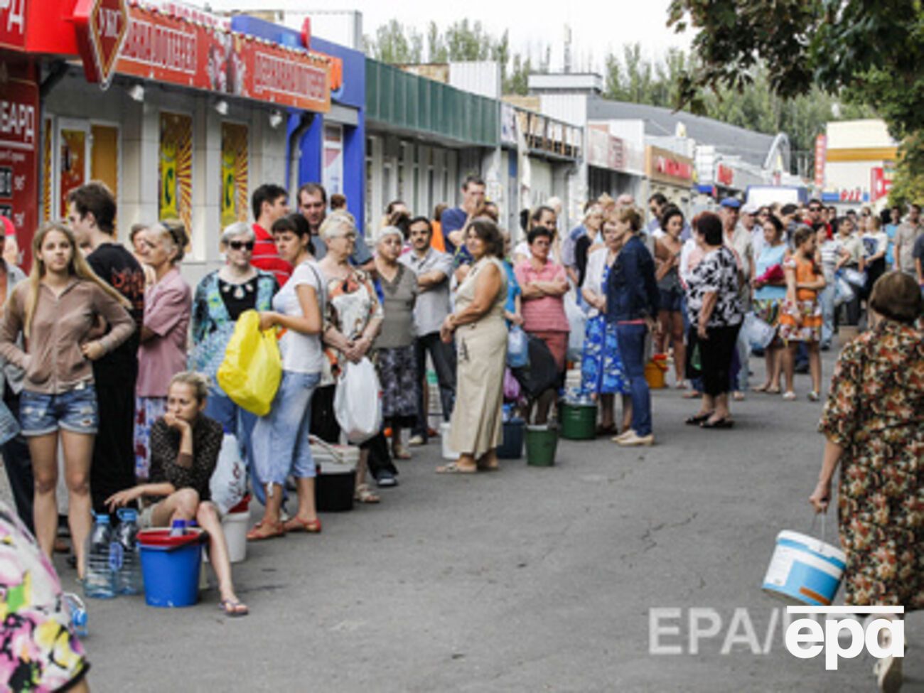 Жители Донецка стоят в очередях за водой