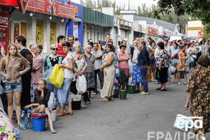 Жители Донецка стоят в очередях за водой