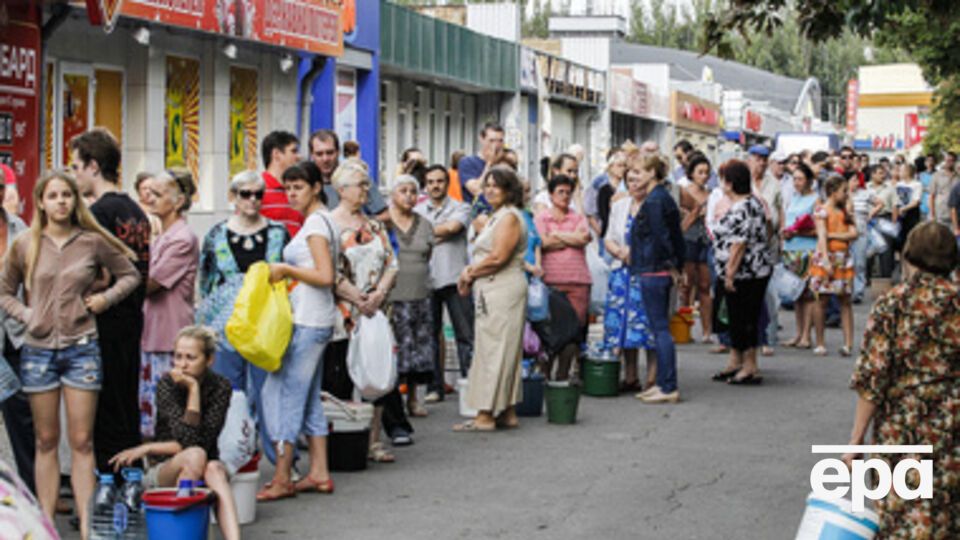 Жители Донецка стоят в очередях за водой
