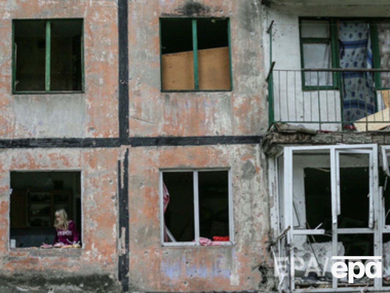 Люди живут под звуки выстрелов и свист падающих снарядов