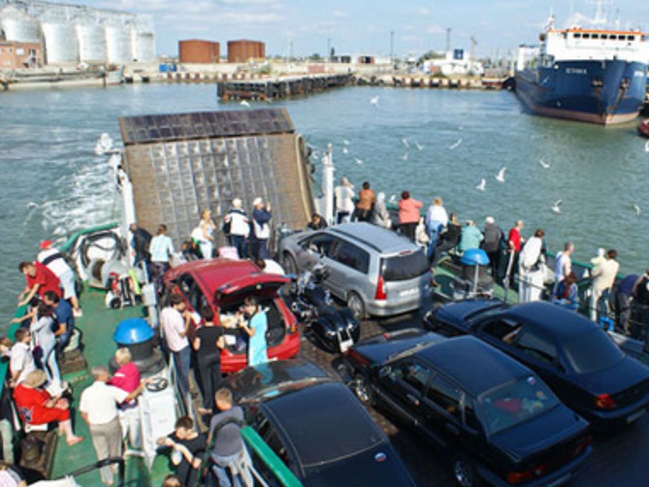 Очереди на паромной переправе в Керчи не уменьшаются&nbsp;