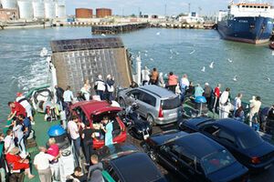 Очереди на паромной переправе в Керчи не уменьшаются