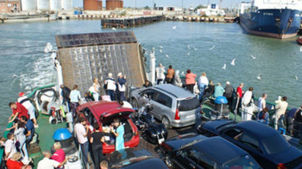 Очереди на паромной переправе в Керчи не уменьшаются