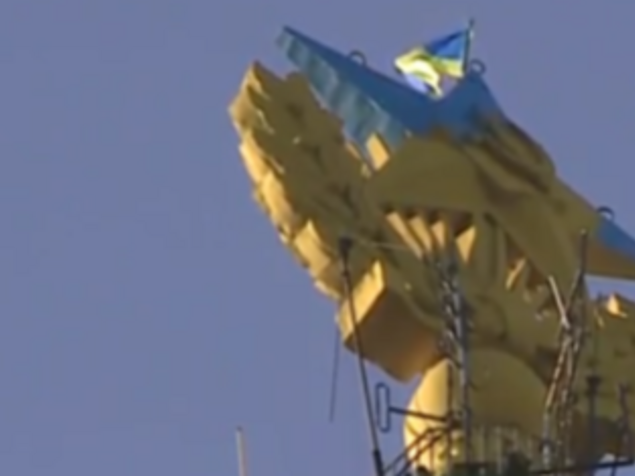 По мнению российских властей, украинский флаг могли повесить только вандалы