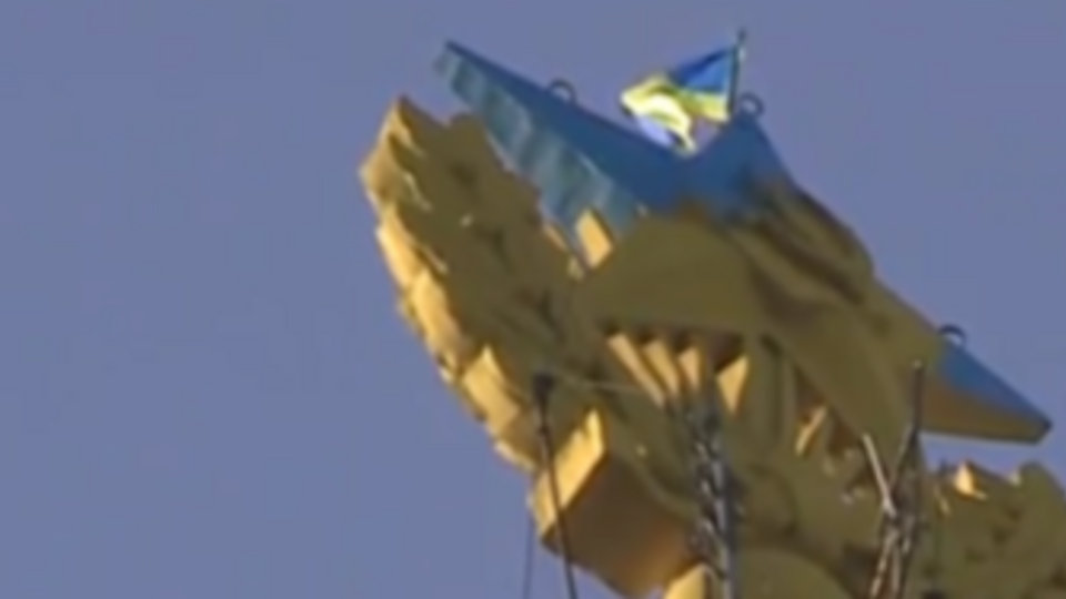 По мнению российских властей, украинский флаг могли повесить только вандалы