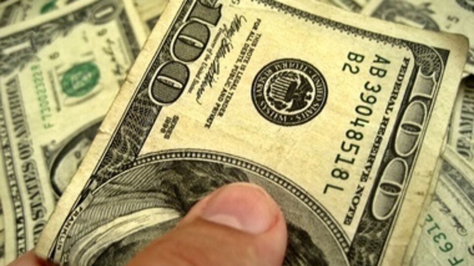 Гривна вновь уступила натиску доллара