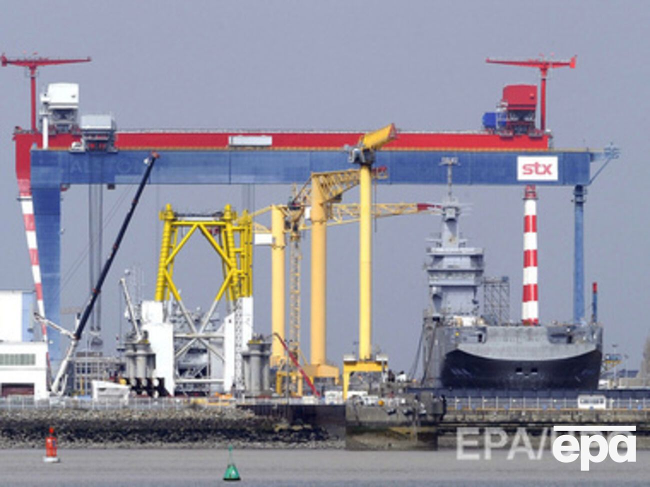 "Мистраль" для России строят на верфи Сен-Назере во Франции.