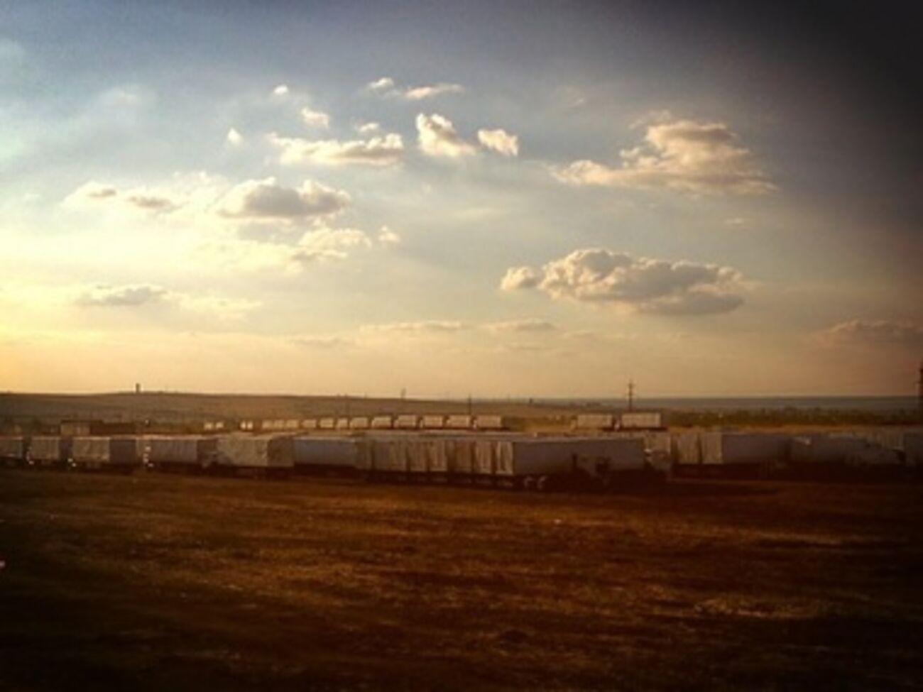 "Гуманитарный конвой" с 14 августа стоит в поле недалеко от города Каменск-Шахтинский Ростовской области РФ