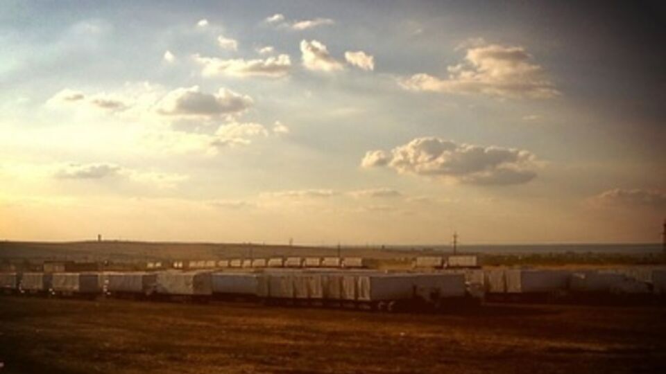 "Гуманитарный конвой" с 14 августа стоит в поле недалеко от города Каменск-Шахтинский Ростовской области РФ