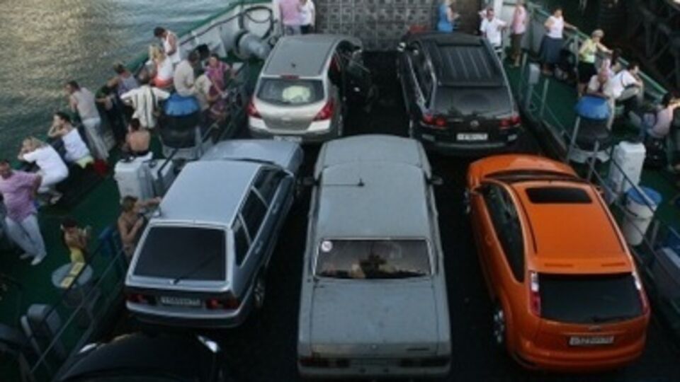 Туристам, которые едут на отдых в Крым, рекомендуют пользоваться общественным транспортом, а не личными автомобилями