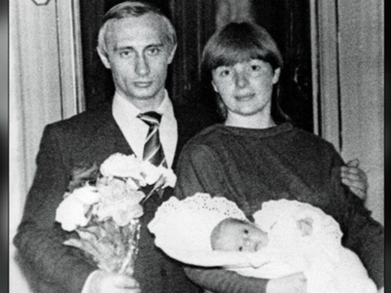 Владимир Путин с семьей в 1985 году
