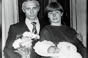 Владимир Путин с семьей в 1985 году