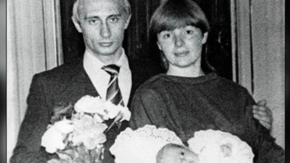Владимир Путин с семьей в 1985 году