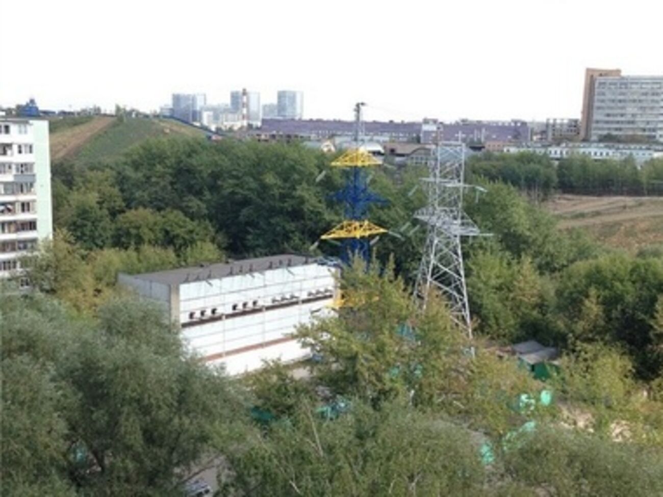 В соцсетях пишут, что такая вышка в Москве не одна