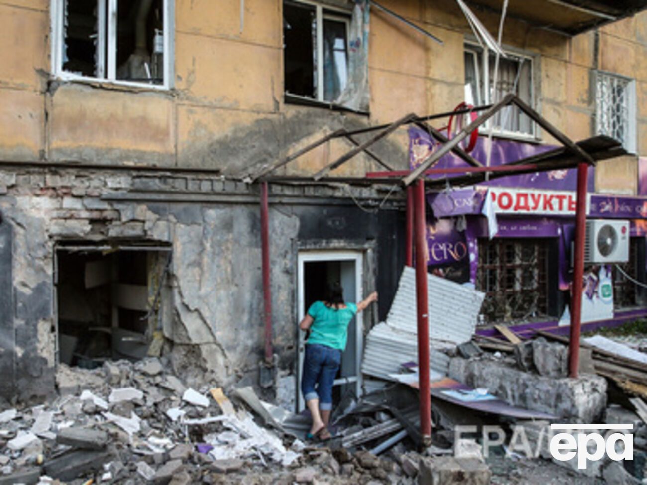 Одно из разрушенных зданий в Донецке