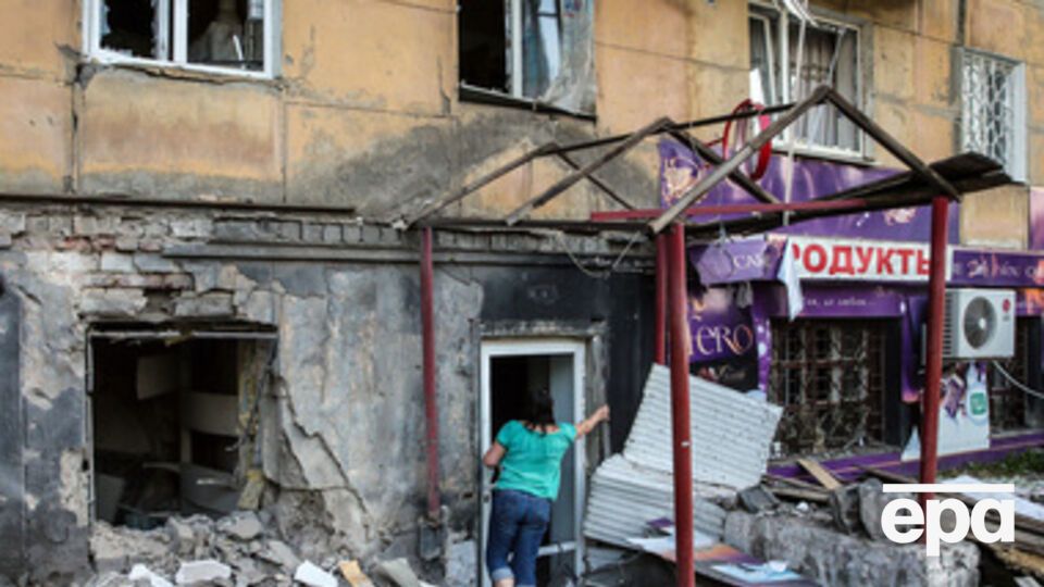 Одно из разрушенных зданий в Донецке