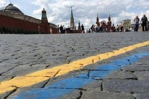 На Красной площади нарисовали две полосы в цветах государственного флага Украины