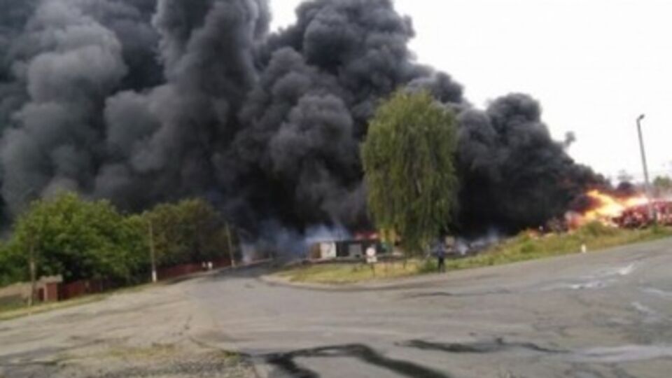 Пожарники ликвидируют последствия аварии