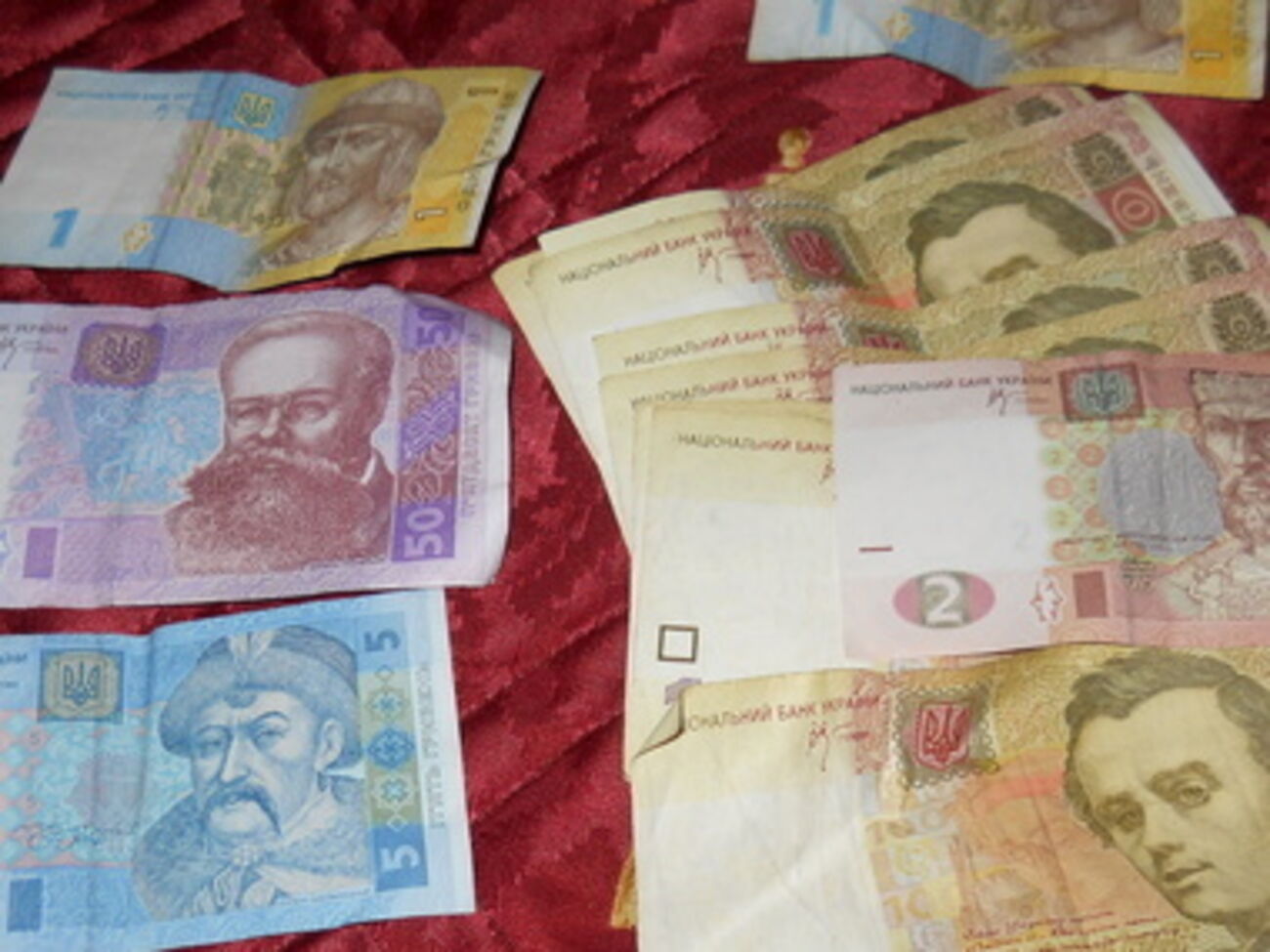 Гривна продолжает терять позиции