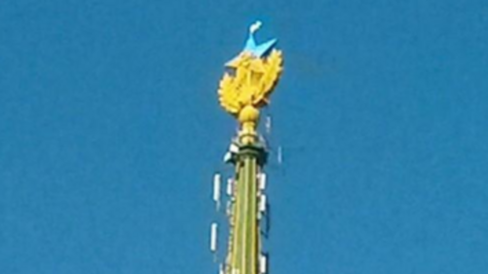 Журналист считает, что такая активность в Москве задевает российского президента гораздо больше, чем военные действия на Донбассе