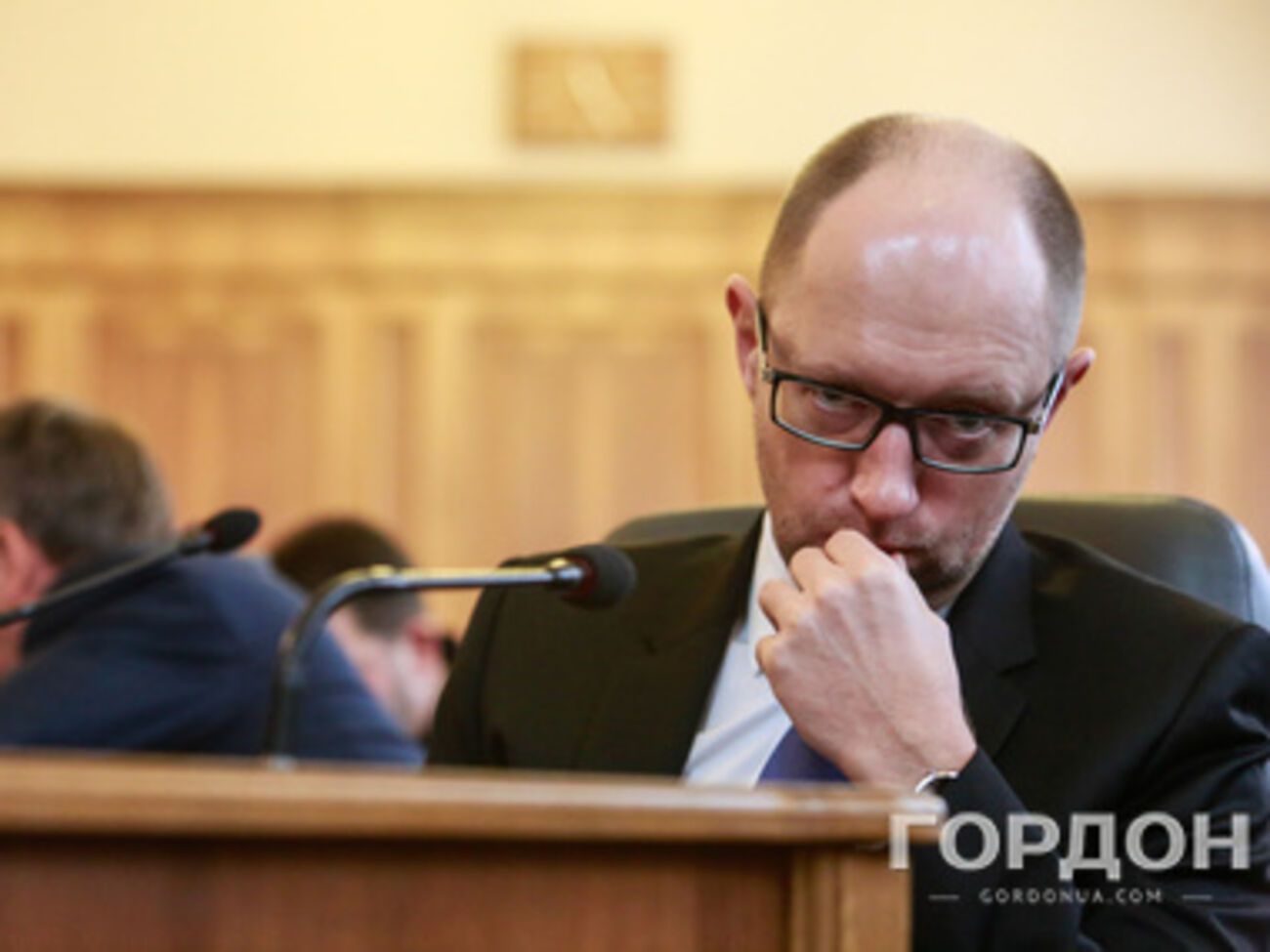 Арсений Яценюк попросил олигархов помочь стране деньгами