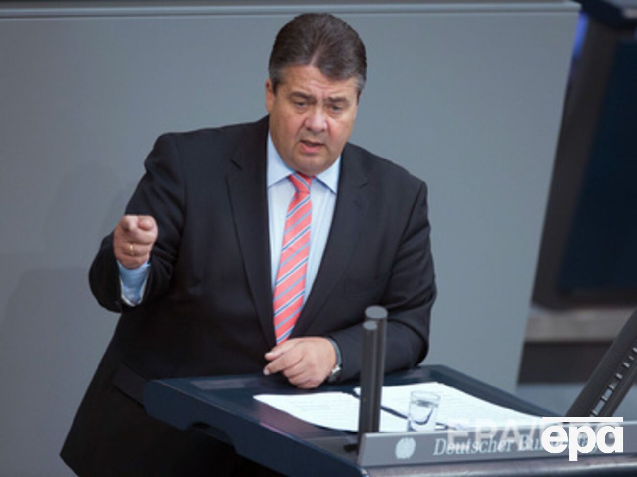 Русскоязычному населению нужно сделать "выгодное предложение", считает вице-канцлер Германии