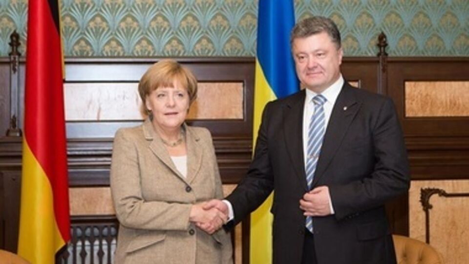 Меркель заявила, что поддерживает мир в Украине