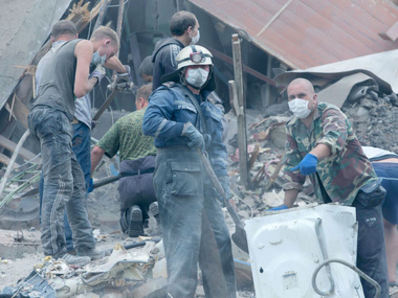Сотрудники ГСЧС разбирают завалы после обстрелов