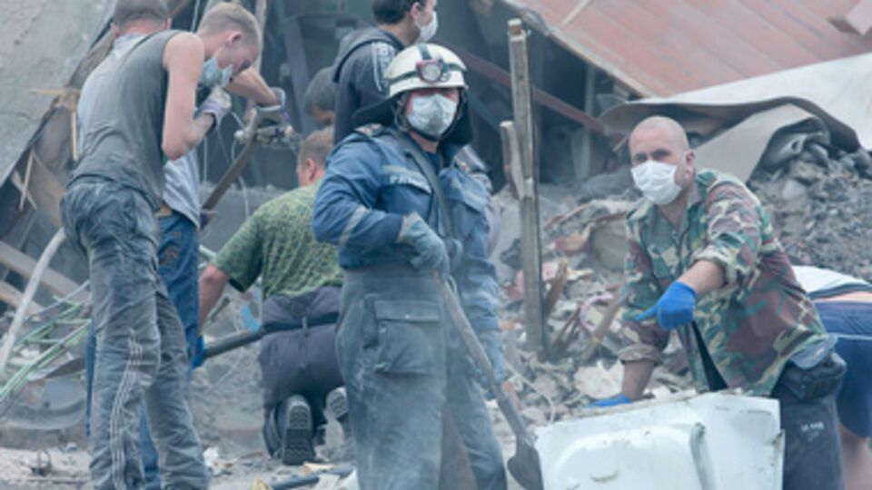 Сотрудники ГСЧС разбирают завалы после обстрелов