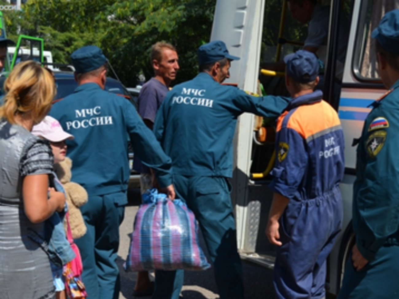 Сотрудники МЧС помогают украинцам погрузить вещи