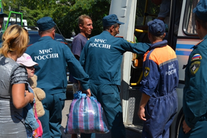 Сотрудники МЧС помогают украинцам погрузить вещи