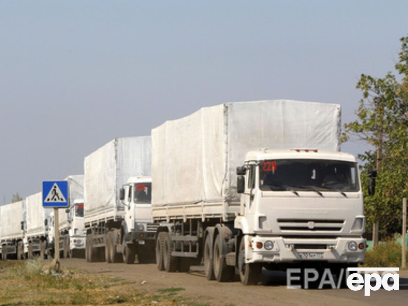 Белые грузовики возвращаются в Россию с украинским оборудованием и телами россиян