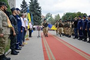 В Славянске под исполнение Государственного гимна Украины торжественно подняли украинский флаг