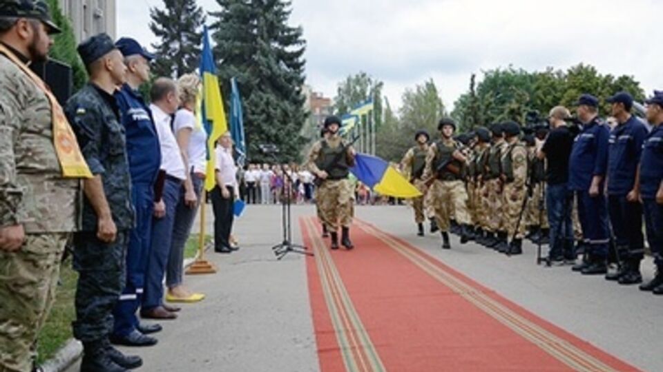 В Славянске под исполнение Государственного гимна Украины торжественно подняли украинский флаг