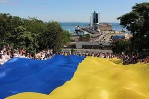 Длина флага символизирует число лет Независимости Украины