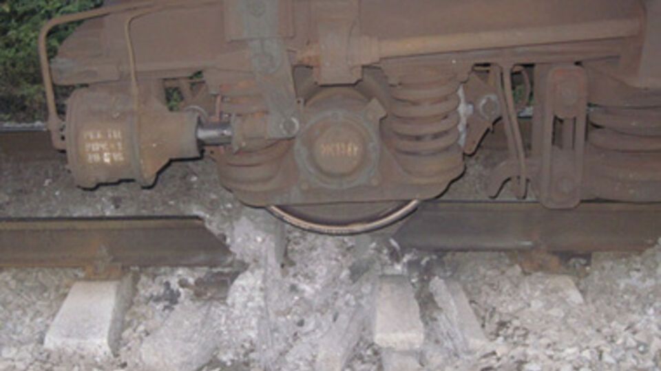 Взрывом был поврежден участок пути длиной около метра