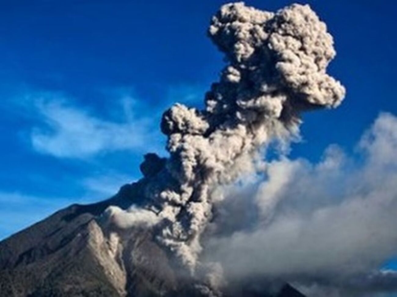 Самолетам запрещены полеты рядом с вулканом