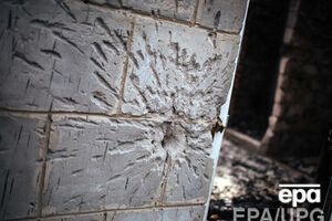 Снаряд пробил крышу в центре здания и обрушил перекрытие