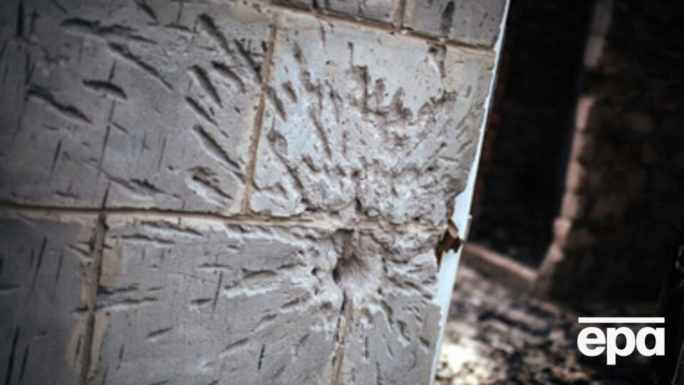 Снаряд пробил крышу в центре здания и обрушил перекрытие