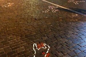 В Киеве неизвестные разрисовали брусчатку и памятник Героям Небесной сотни. Фоторепортаж