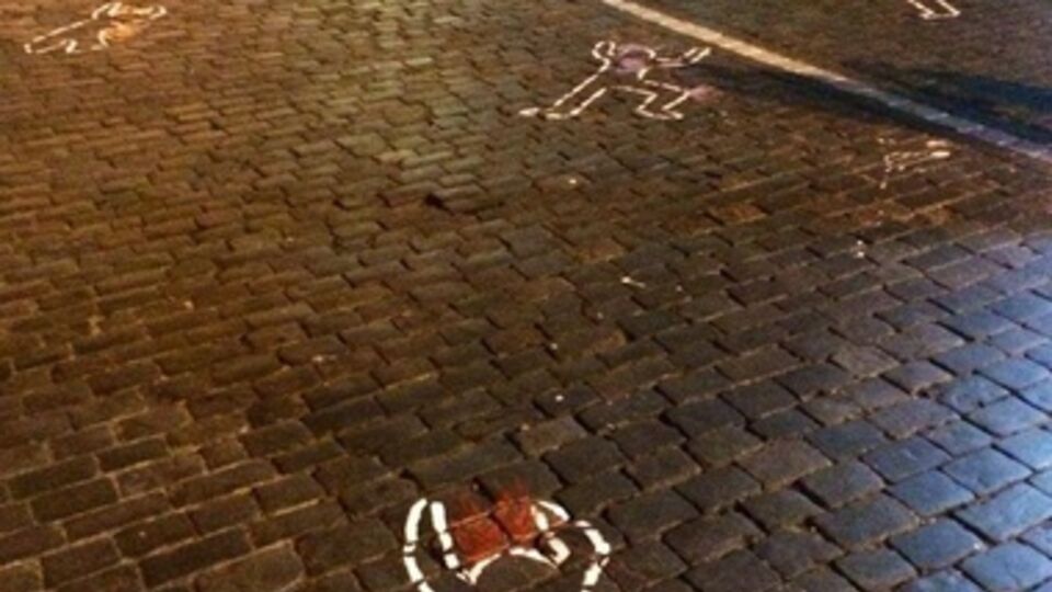 В Киеве неизвестные разрисовали брусчатку и памятник Героям Небесной сотни. Фоторепортаж