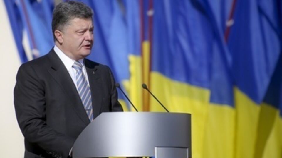 Порошенко: Украина никогда больше не будет отмечать этот праздник по военному календарю РФ