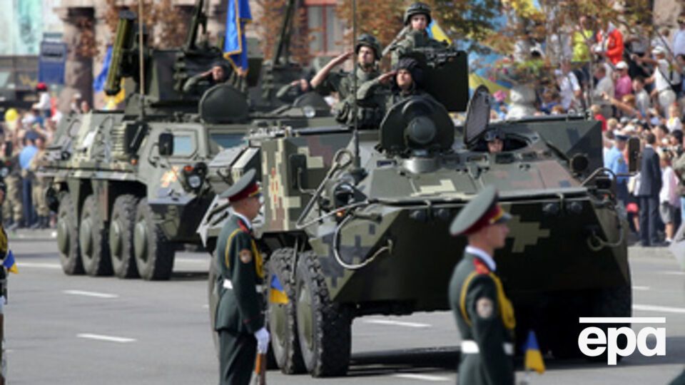 Техника, которая принимала участие в параде, завтра поедет на восток