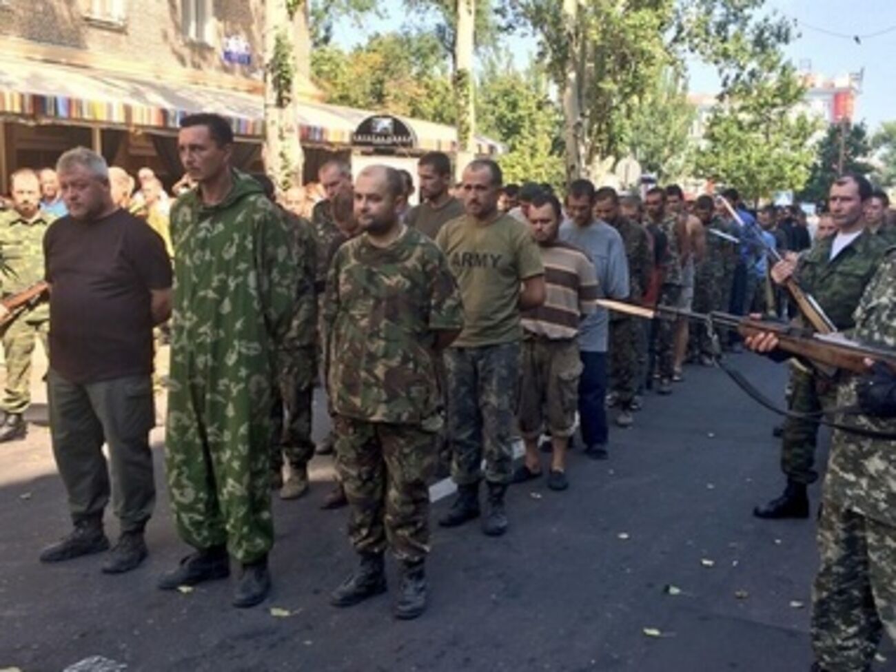 Боевики вывели военнопленных на улицы города